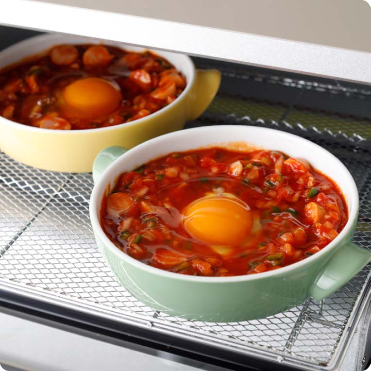 1.にトマトソースを加え混ぜて、真ん中をすこしくぼませ、卵をそれぞれに割り入れる。