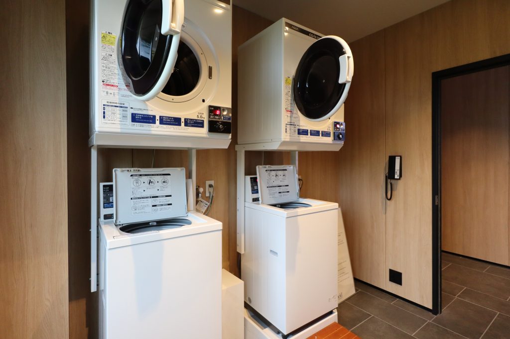 ホテルに滞在中に洗濯する方法は？施設向け機器の特長や注意点について 