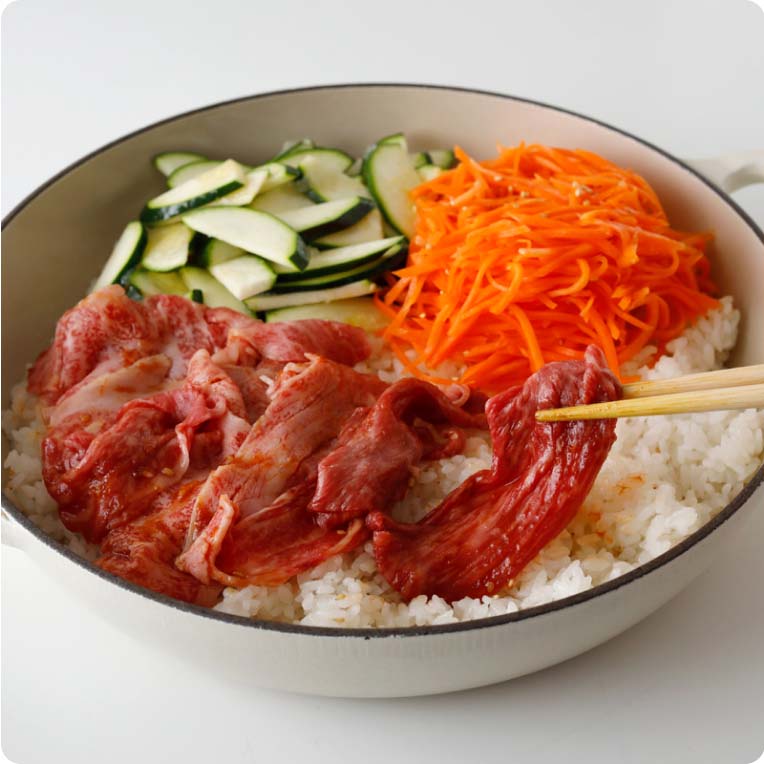 牛肉に焼肉のたれを加え和えて、1.になるべく広げてのせる。