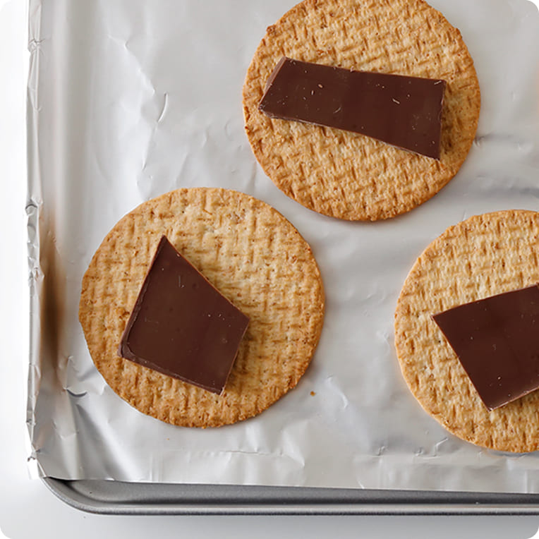 ビスケット3枚に割った板チョコとマシュマロ2個ずつをのせて、230℃で1分焼く。