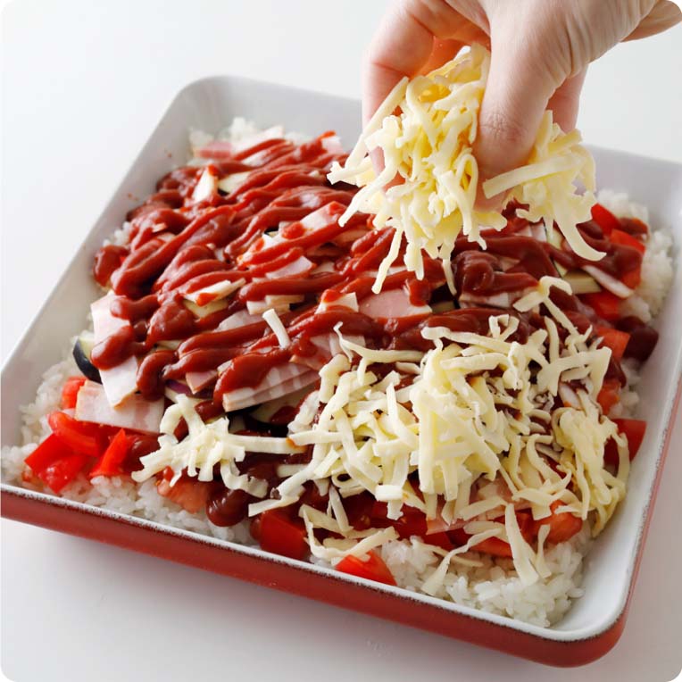 トマト・なす・ベーコンの順にのせて塩こしょうをふり、ケチャップを全体にかける。