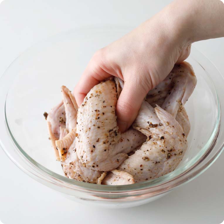 鶏手羽先は水分をキッチンペーパーでしっかりふきとり、Aでマリネして常温で15分おく。