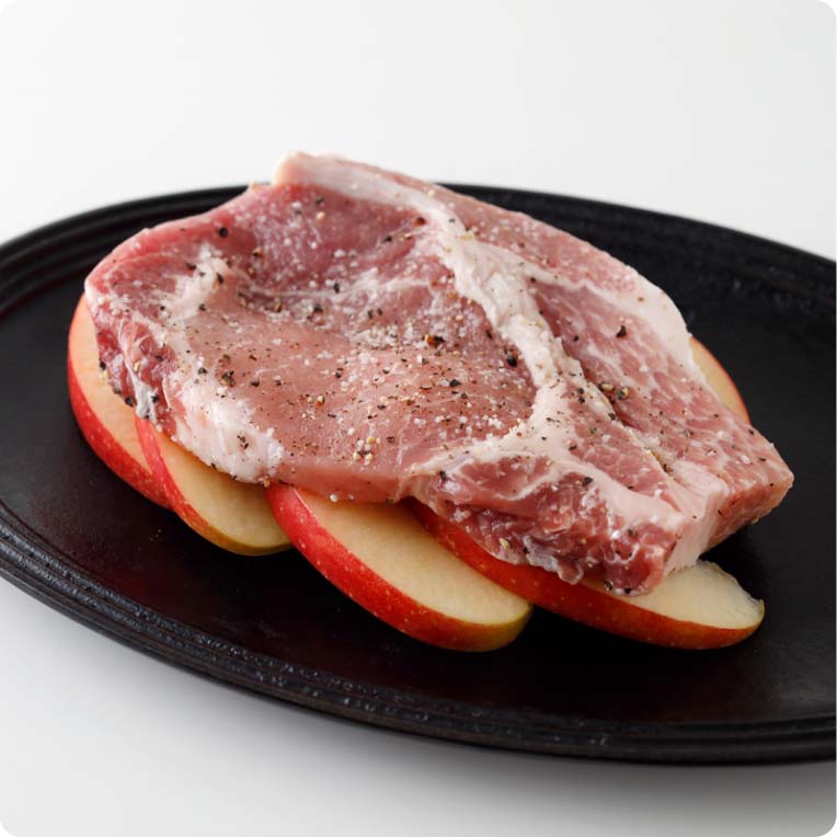 豚肩ロース肉の両面に塩と黒こしょうをふる。