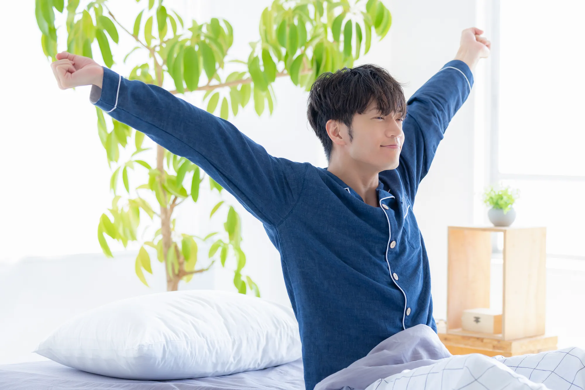 パジャマを着た男性