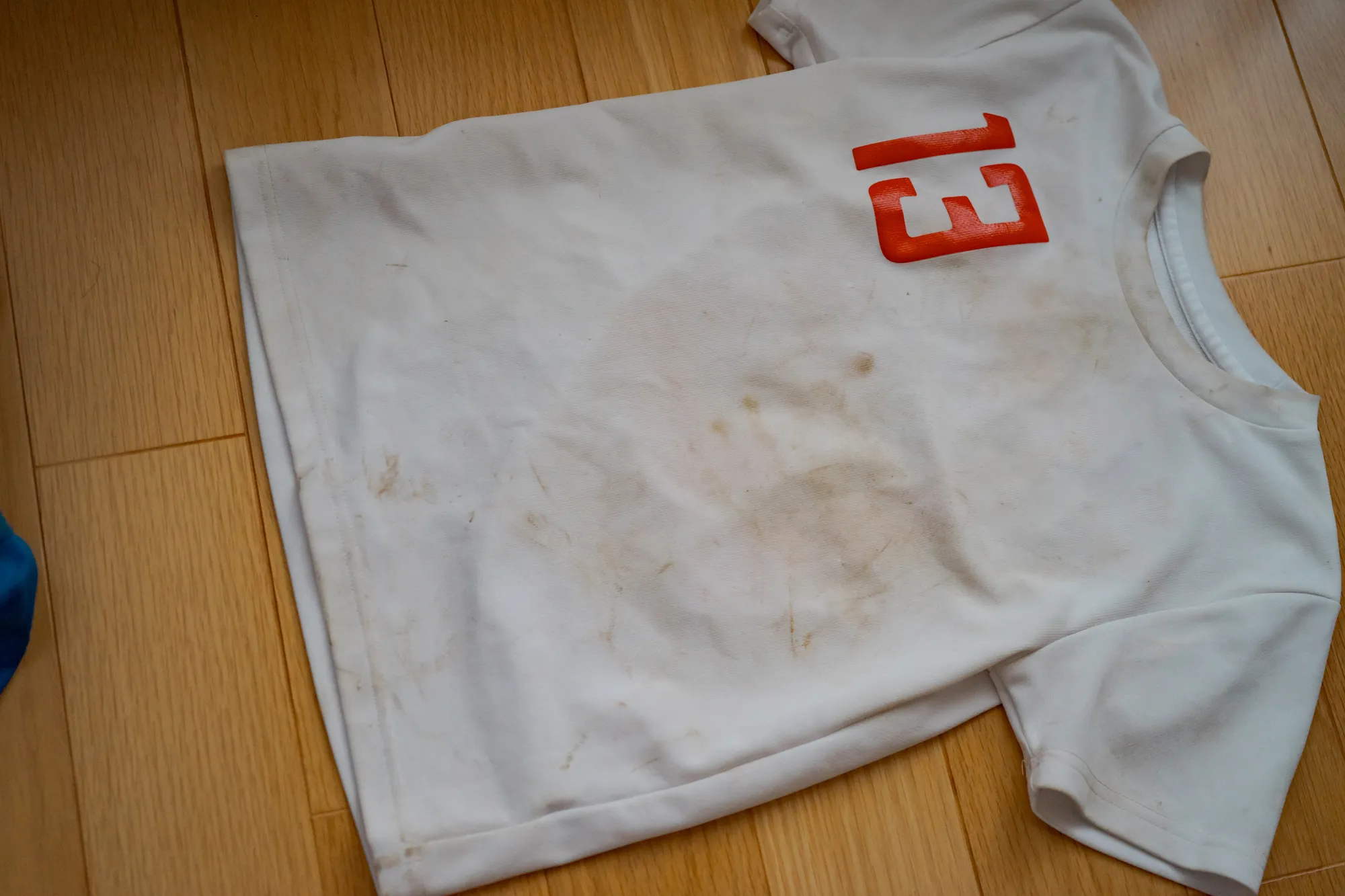 泥に汚れたシャツ