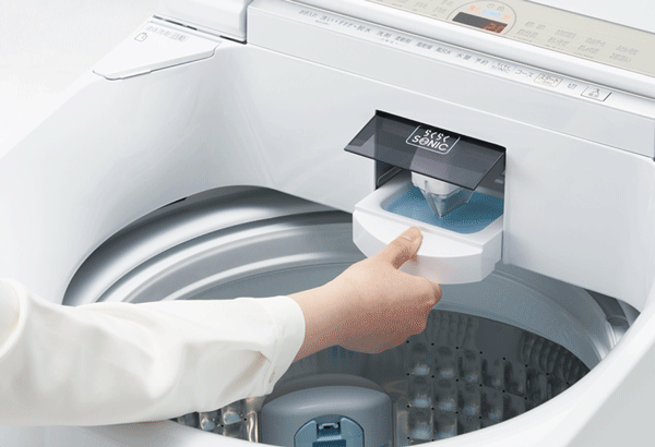 超音波洗浄後にトレイを収納すると、洗剤液を自動排水※4、トレイ内は洗濯時に自動洗浄。