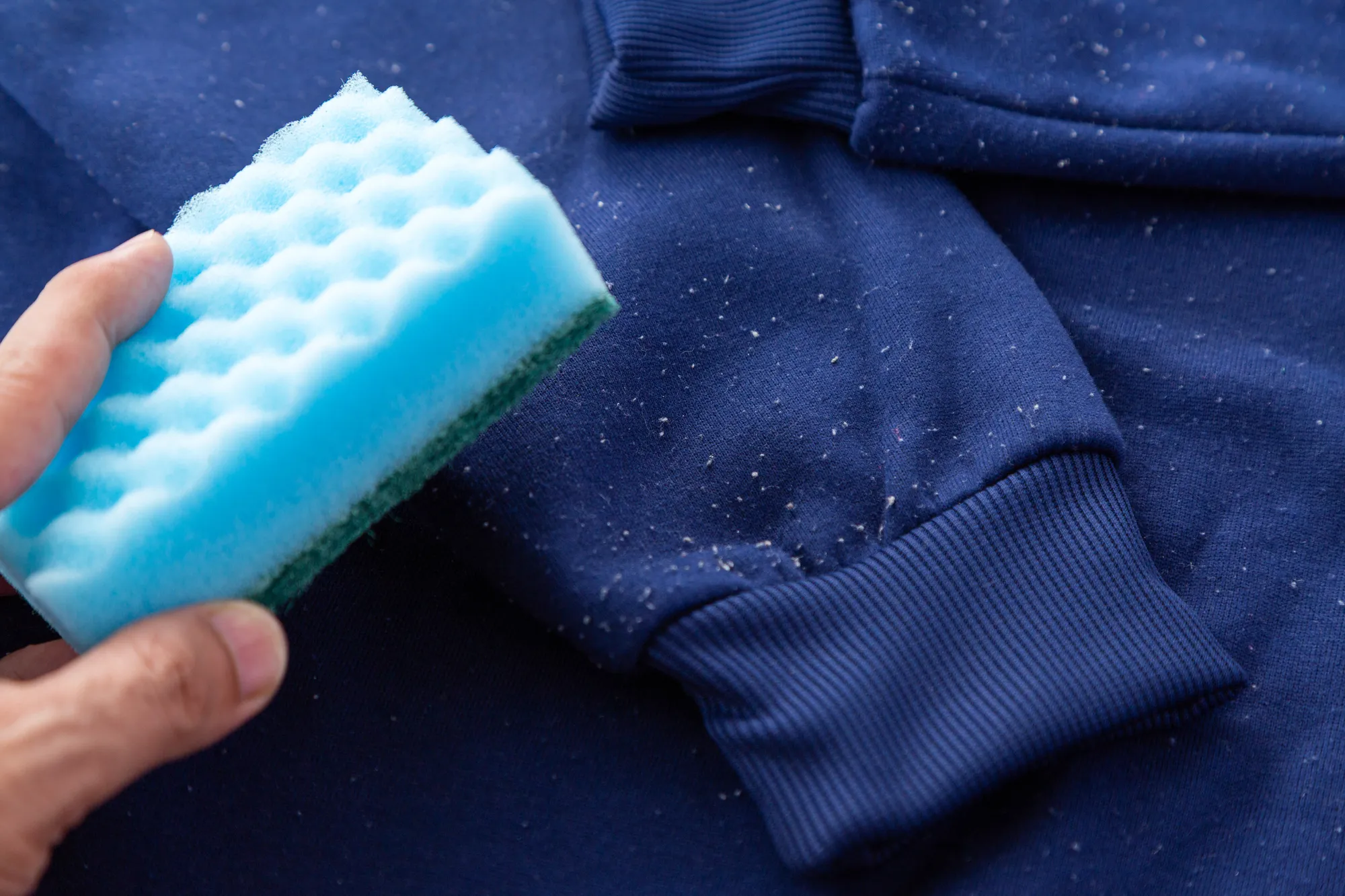 スポンジを使った毛玉取り