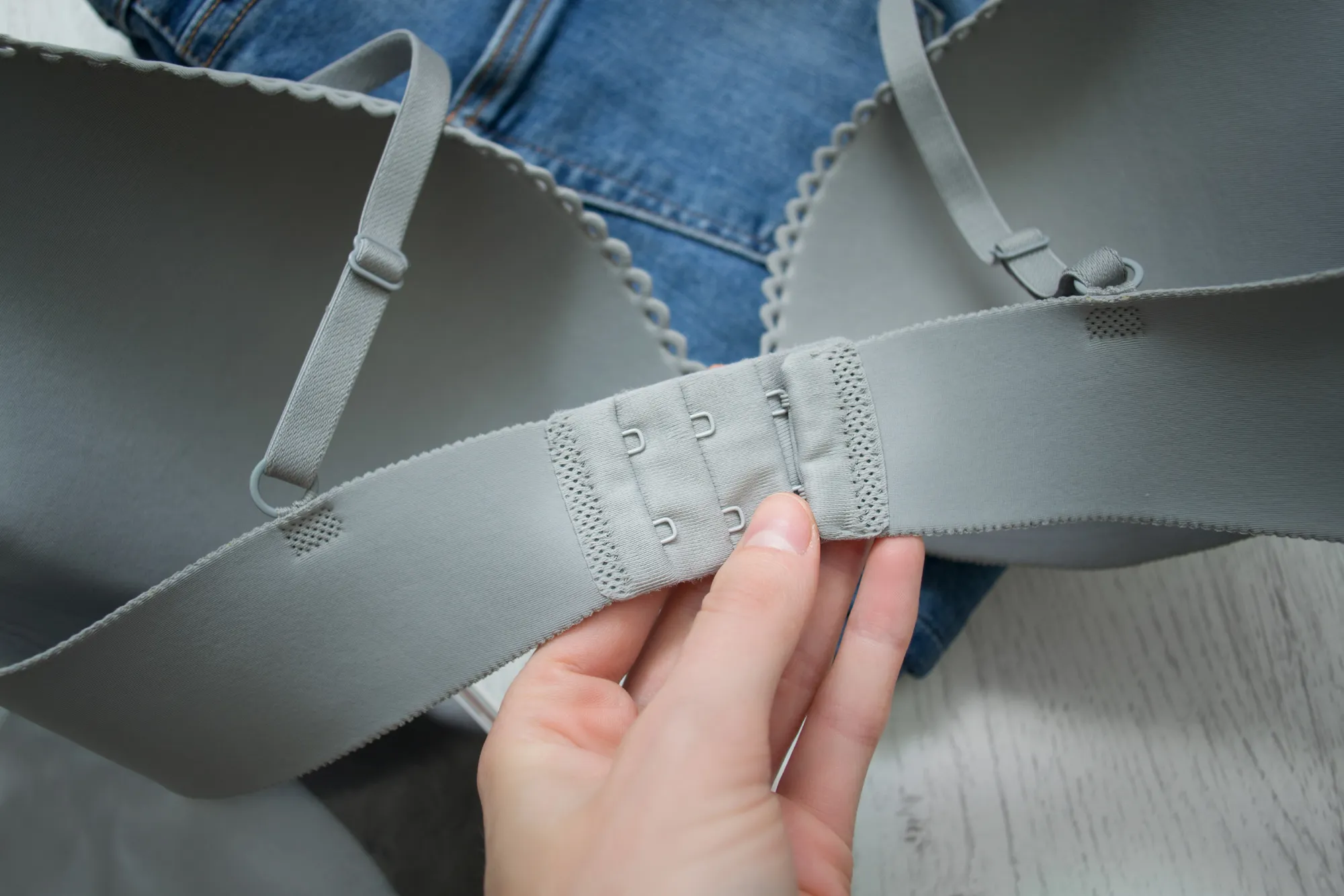 ホックを留めたブラ